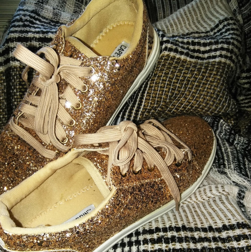 Tennis shoes
